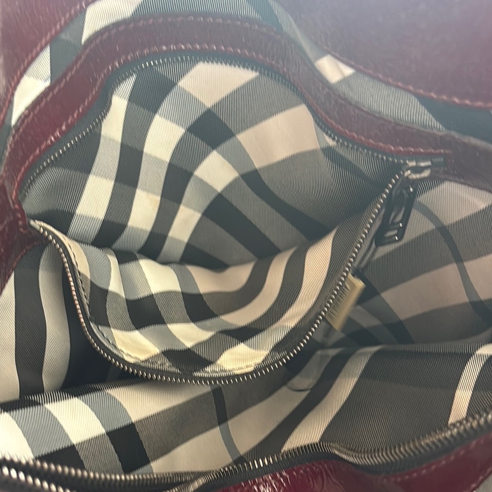 Burberry Elegant Burgundy Leather Handbag - Picture 9 of 10